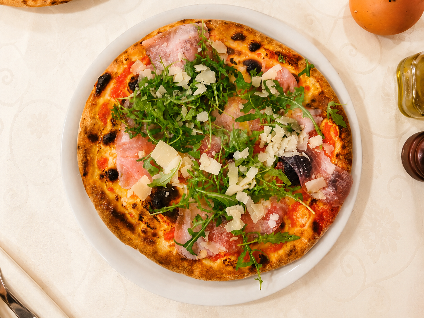 Pizza mit Prosciutto und Rucola
