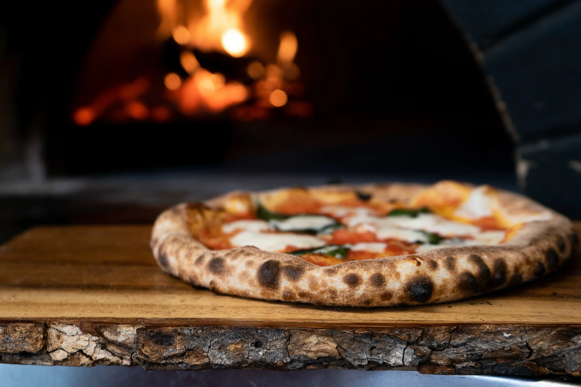 Pizza vor dem Holzofen